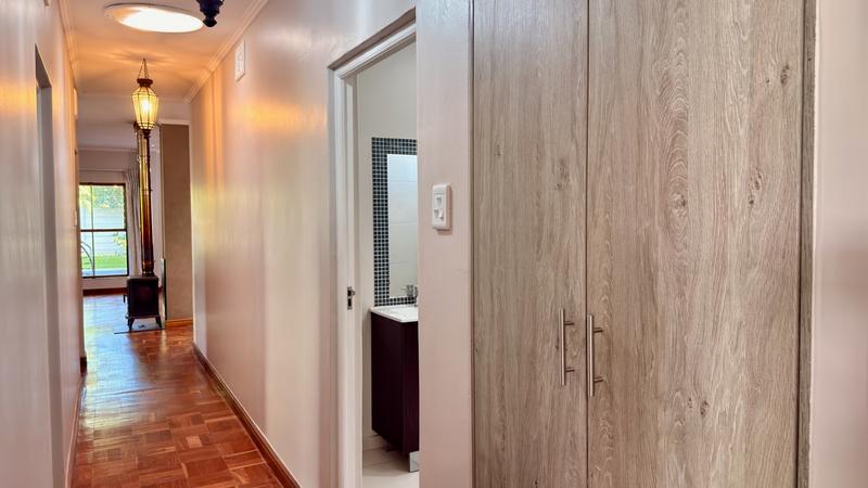 5 Bedroom Property for Sale in Kenridge Western Cape